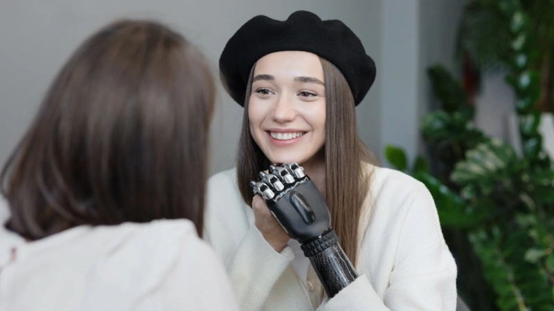 Ampütasyon sonrası el protezi kullanan kız