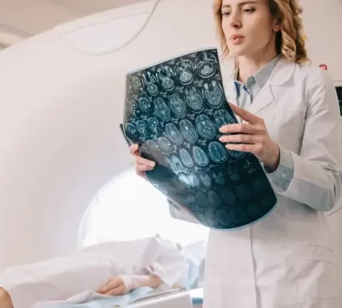 bilgisayarlı tomografi röntgeni inceleyen doktor