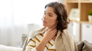 Boğaz yanması yaşayan kadın