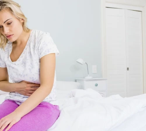 Crohn hastalığından mide ağrısı çeken kadın
