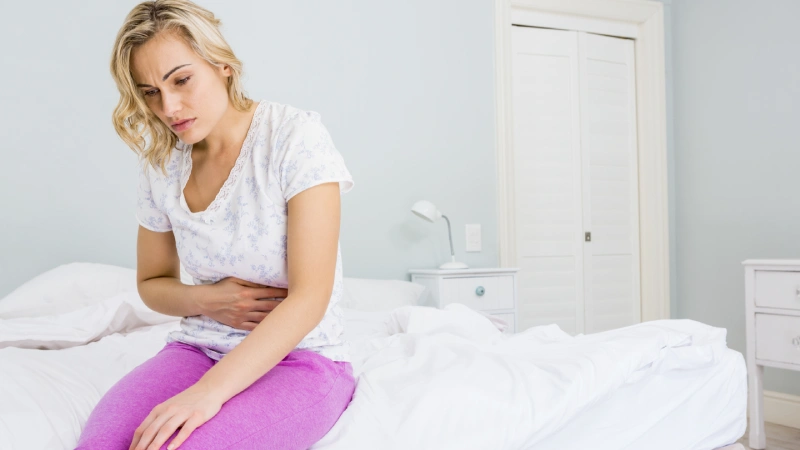 Crohn hastalığından mide ağrısı çeken kadın