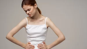 kasık ağrısı çeken kadın
