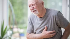 perikardiyal efüzyon göğüs ağrısı çeken adam