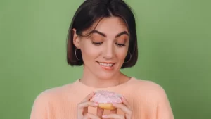 İştah azaltma kontrolünde zorlanan kadın