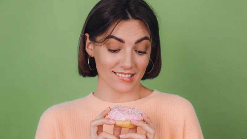 İştah azaltma kontrolünde zorlanan kadın