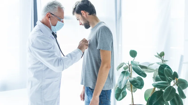 Akciğer ödemi olan hasta ve ciğerleri dinleyen doktor