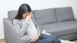 anne karnında bebek ölümü yaşayan üzgün kadın