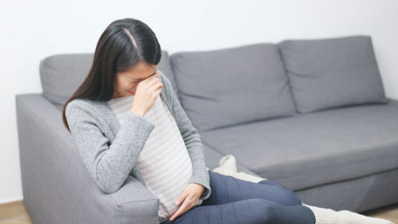 anne karnında bebek ölümü yaşayan üzgün kadın