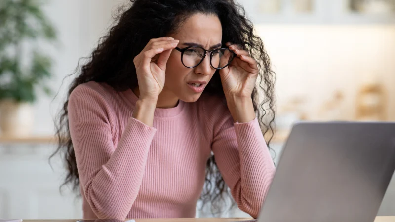 Astigmat sorunu yaşayan kadın