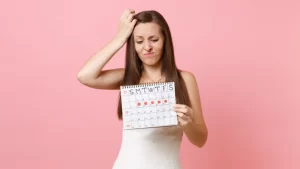 Düzensiz yumurtlama bozukluğu yaşayan kadın adet takvimi tutuyor