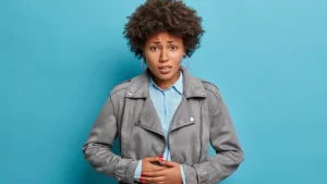 Gastrik bypass riskleri konusunda endişelenen kadın