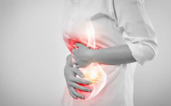 Gastrointestinal cerrahi öncesi karın ağrısı yaşayan kadın hasta