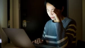 Gece körlüğü (tavuk karası) yaşayan kadın