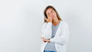 göz enfeksiyonu nedeniyle göz ağrısı yaşayan kadın