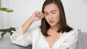 Göz kapağı egzaması geçiren kadın