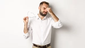 Göz seğirmesi yaşayan adam