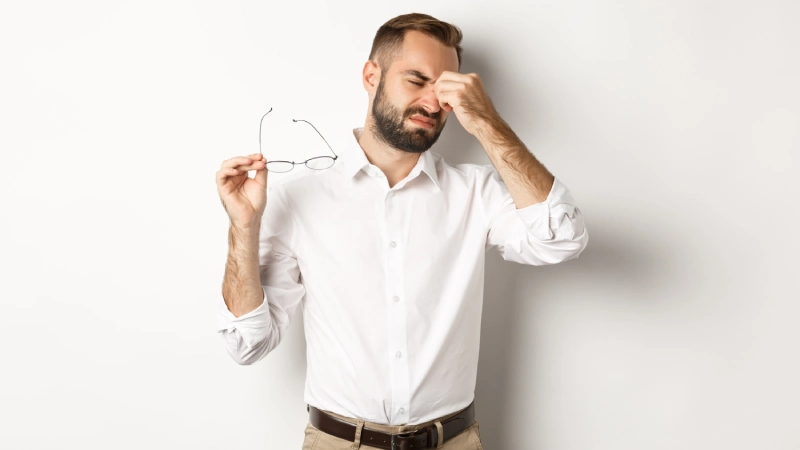 Göz seğirmesi yaşayan adam