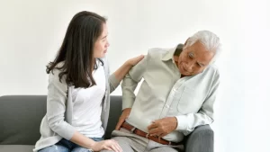 kalça protezi ameliyatı zararları, kalça ağrısı çeken yaşlı adam ve kız