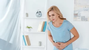 Mide balonu zararları konusunda endişelenen kadın