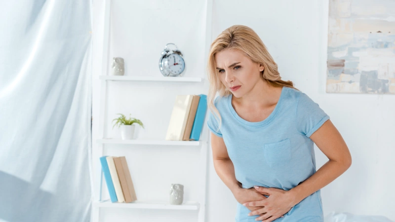 Mide balonu zararları konusunda endişelenen kadın