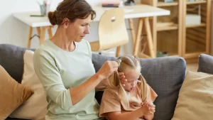 Munchaysen By Proxy Sendromu çocuğun saçını inceleyen anne