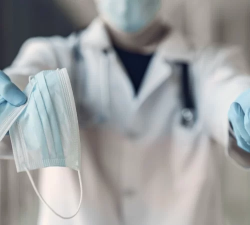 Omicron varyantı maske ve dezenfektan uzatan doktor