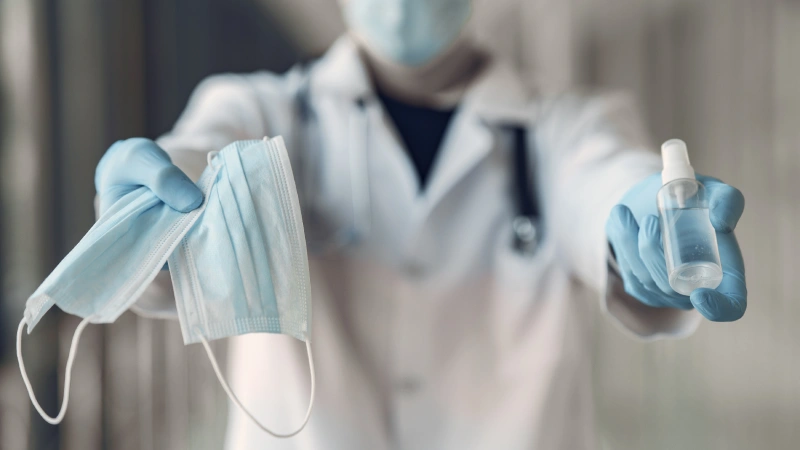 Omicron varyantı maske ve dezenfektan uzatan doktor