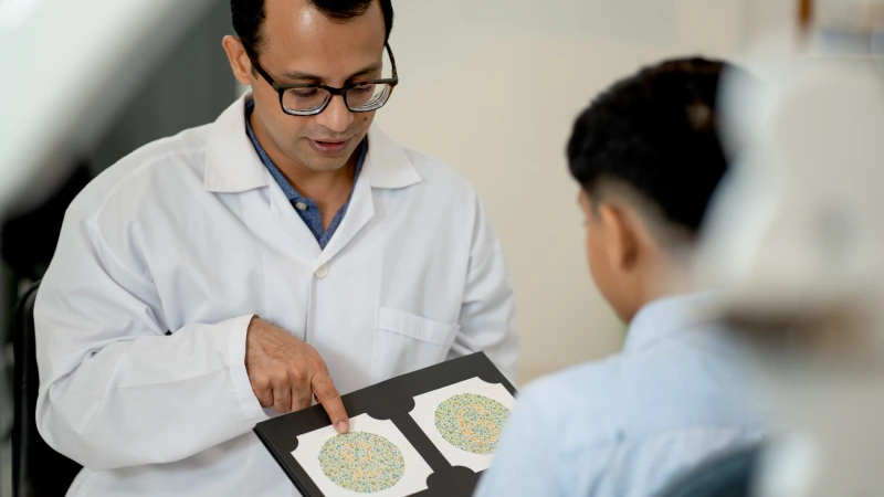 Renk körlüğü testi yapan doktor ve hasta çocuk