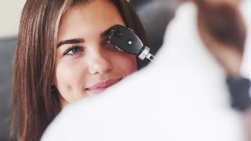 retinal dekolmanı kontrolü yapan doktor ve kadın hasta