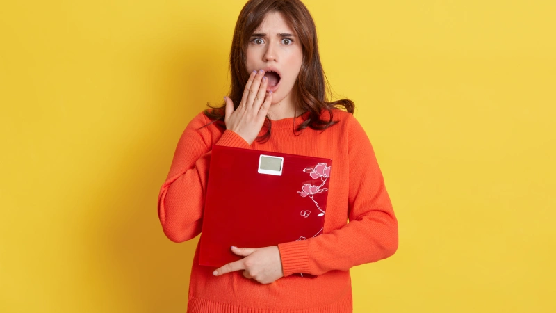 Tüp mide ameliyatı riskleri düşünen kadın