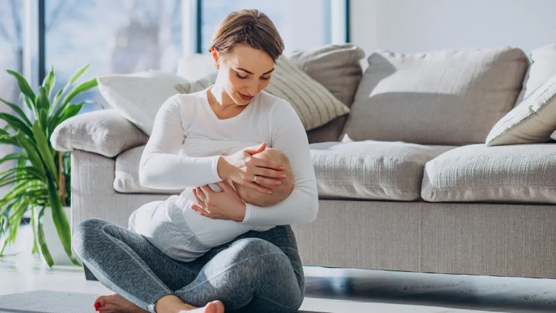 Yenidoğan süt ihtiyacını karşılayan anne