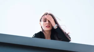 yükseklik korkusu yüzünden aşağı bakınca başı dönen kadın