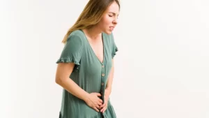 aşırı aktif mesane nedeniyle idrar sıkışması yaşayan kadın