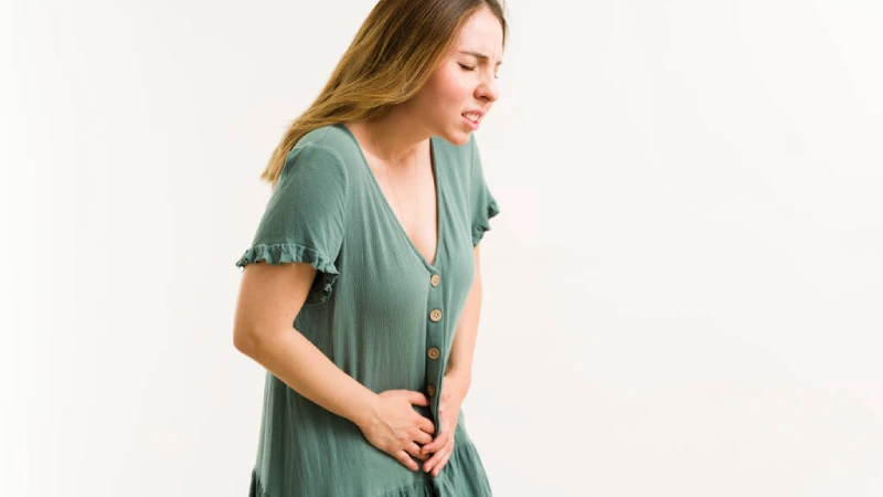 aşırı aktif mesane nedeniyle idrar sıkışması yaşayan kadın