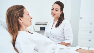 Bayan meme hastalıkları uzmanı ve hastası