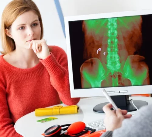 böbrek büyümesi nedeniyle üroloji doktoruna muayene olan kadın