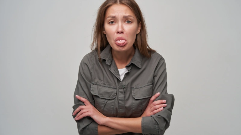 Dil şişmesi yaşayan kadın