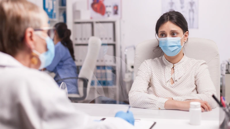 Flurona virüsü taşıyan kadının muayenesi