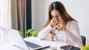 Göz yorgunluğu belirtileri yaşayan kadın