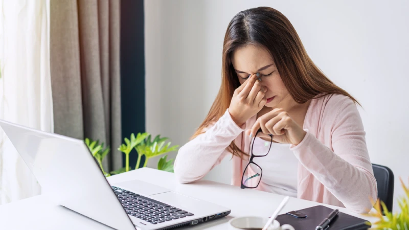 Göz yorgunluğu belirtileri yaşayan kadın