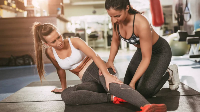 bacapında kas krampı yaşayan sporcu kadın