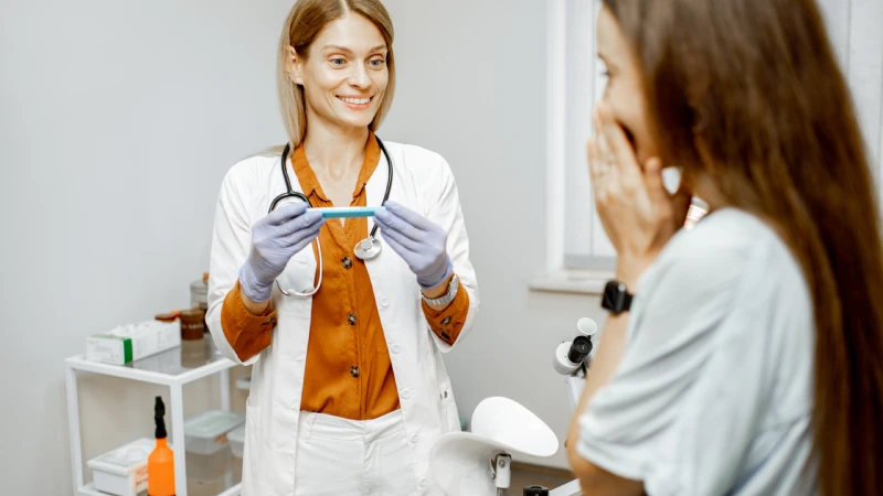 Mikroenjeksiyon yöntemi ile hamile olan kadın