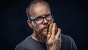 sakal ekiminde greft sonrası gür sakallarını tarayan gözlüklü adam