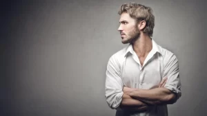 sakal ekiminde kökler uzamaya başlayan sarışın adam