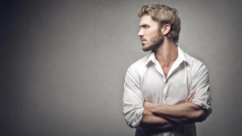 sakal ekiminde kökler uzamaya başlayan sarışın adam