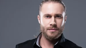 Sakal ekiminden sonra sakalları çıkmış siyah gömlekli erkek