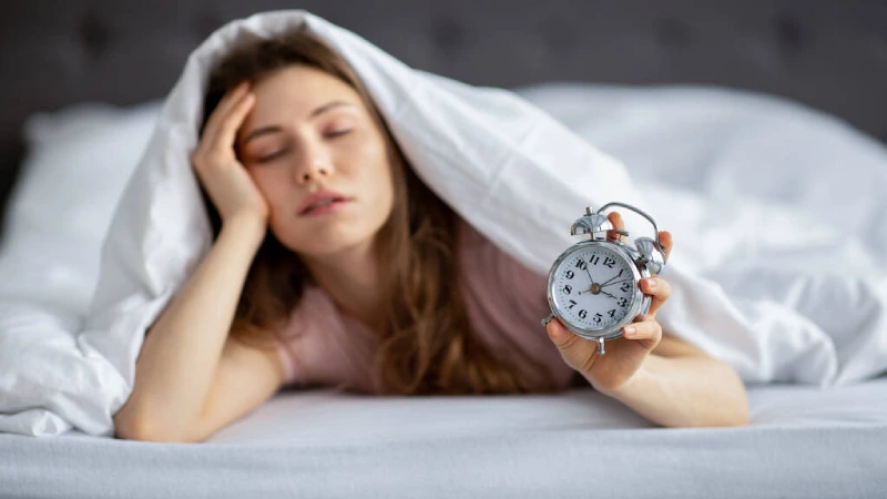 uyku yoksunluğu nedeniyle uykulu genç kadın