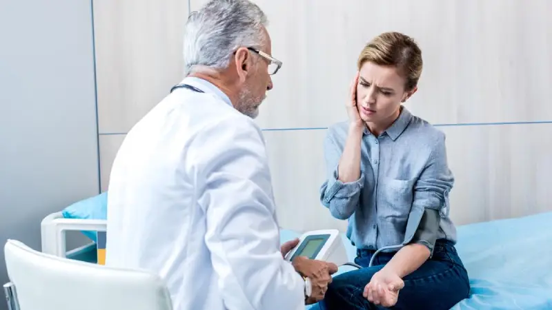 kulakta barotravma sonrası doktora muayene olan kadın