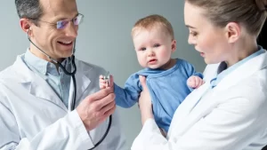 bebeklerde ağız kokusu nedeniyle muayeneye getirilen bebek ve doktorlar