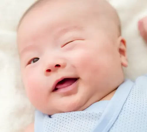 bebeklerde göz akıntısı yaşayan yenidoğan bebek